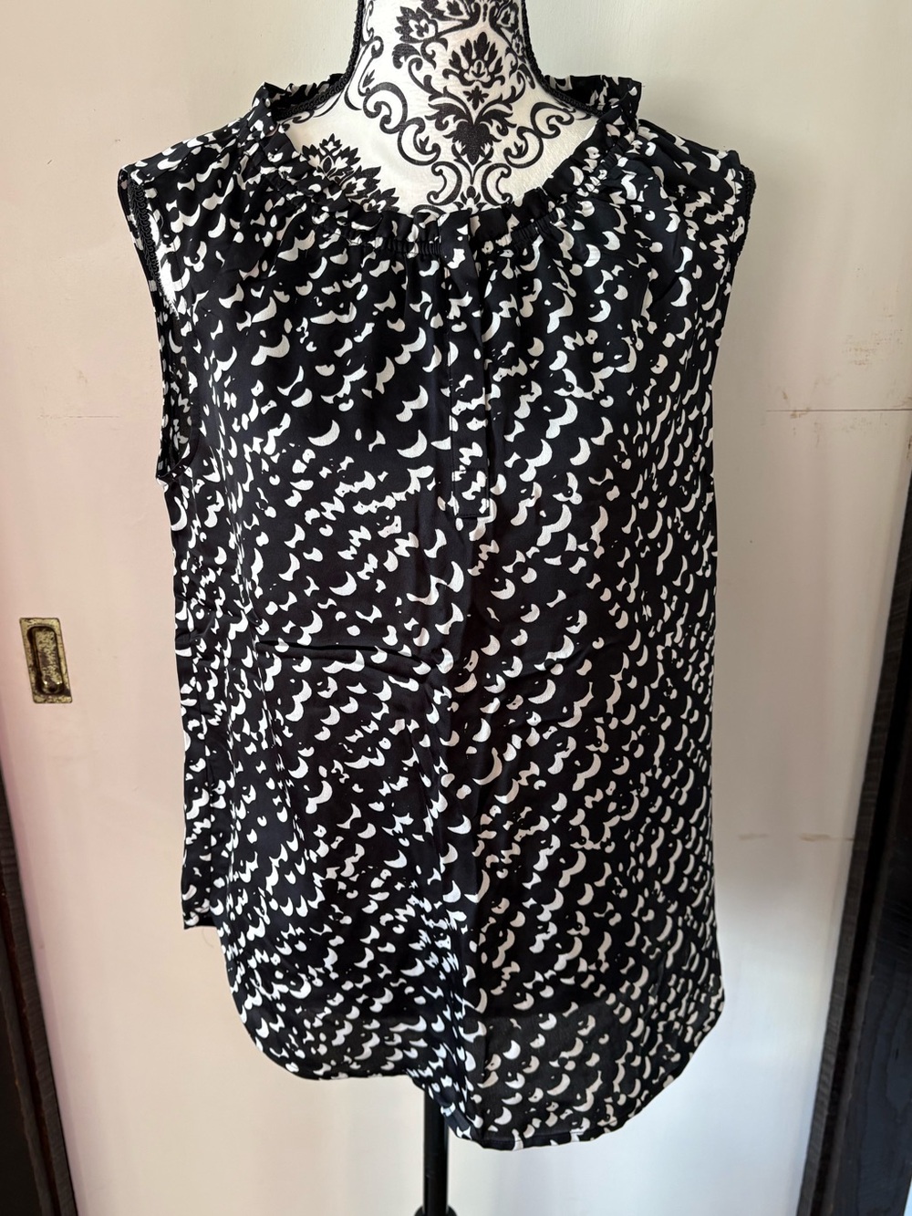 Ann Taylor Sleeveless Black & White Rippling Print Ruffle Neck Top Size 8
